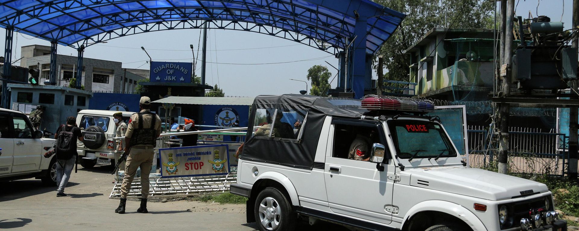 A National Investigation Agency team arrives at the Jammu air force station after two suspected blasts were reported early morning in Jammu, India, Sunday, June 27, 2021. A National Investigation Agency team arrives at the Jammu air force station after two suspected blasts were reported early morning in Jammu, India, Sunday, June 27, 2021. - Sputnik International, 1920, 18.10.2022