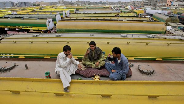 Pakistani drivers, drink tea on top of an oil tanker, which was used to transport NATO fuel supplies to Afghanistan, while parked with other tankers in a compound in Karachi, Pakistan, Monday, June 4, 2012. - Sputnik International