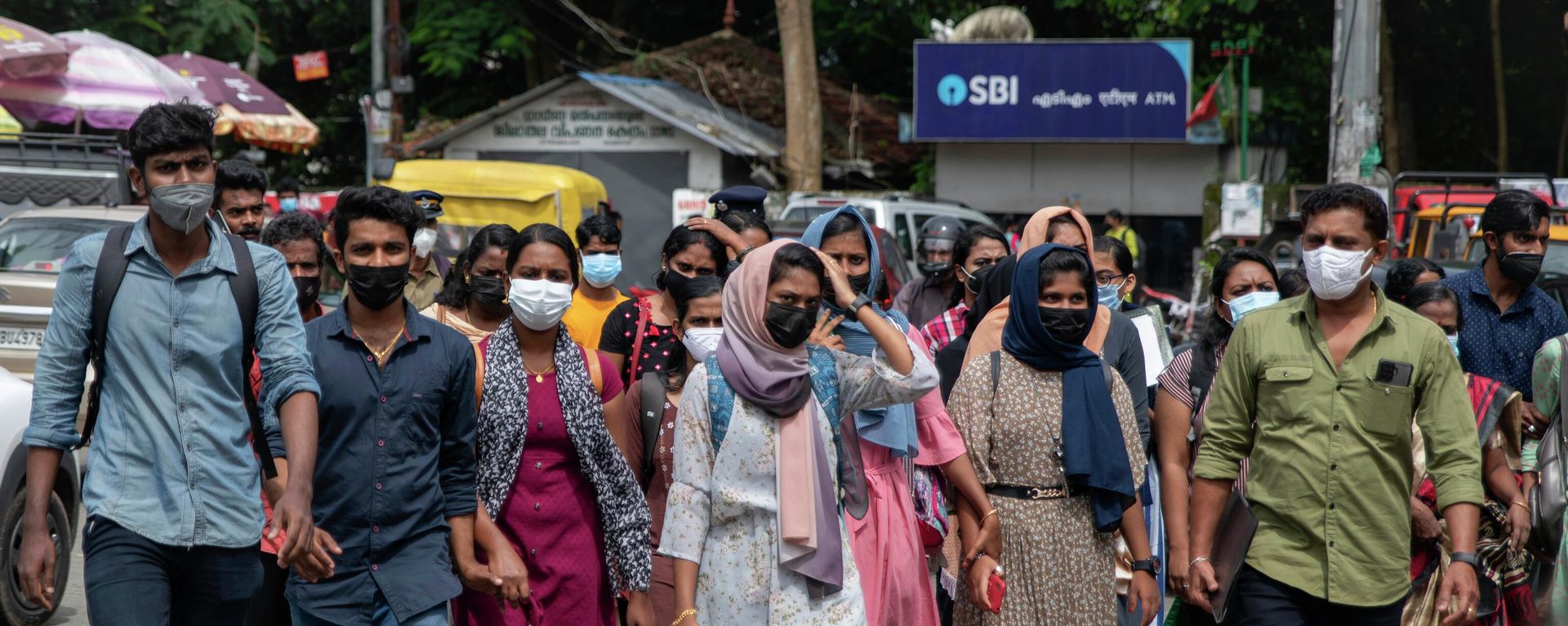 Job aspirants wearing face masks cross a street as they arrive for interviews organized by the state run employability center in Kochi, Kerala state, India Job aspirants wearing face masks cross a street as they arrive for interviews organized by the state run employability center in Kochi, Kerala state, India - Sputnik International, 1920, 18.10.2022