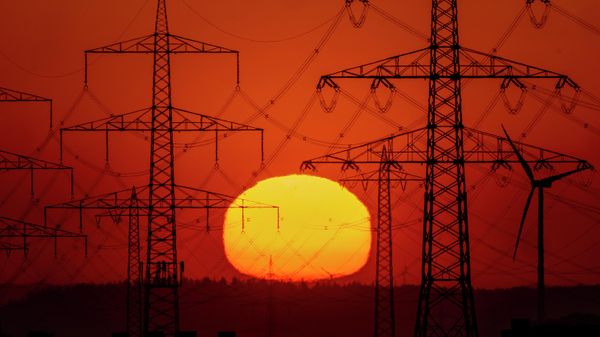 The sun rises behind power poles on the outskirts of Frankfurt, Germany, on May 15, 2022.  - Sputnik International