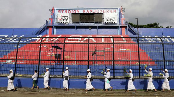 Hindu priests perform cleansing ceremony at Kanjuruhan Stadium in Malang, East Java, Indonesia - Sputnik International