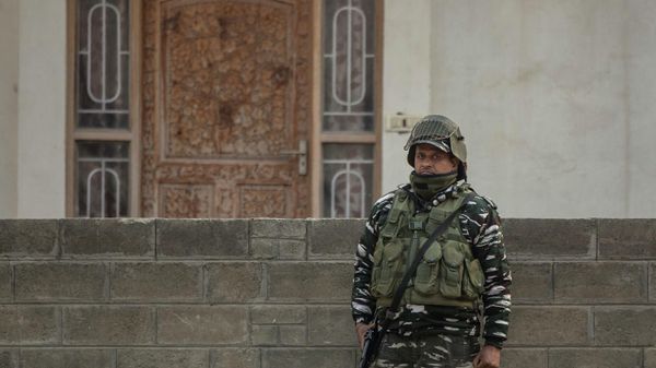 An Indian paramilitary soldier stands guard as National Investigation Agency personnel search the premises of Agence France-Presse’s Kashmir correspondent Parvaiz Bukhari on the outskirts of Srinagar, Indian controlled Kashmir, Wednesday, Oct. 28, 2020. An Indian paramilitary soldier stands guard as National Investigation Agency personnel search the premises of Agence France-Presse’s Kashmir correspondent Parvaiz Bukhari on the outskirts of Srinagar, Indian controlled Kashmir, Wednesday, Oct. 28, 2020. - Sputnik International