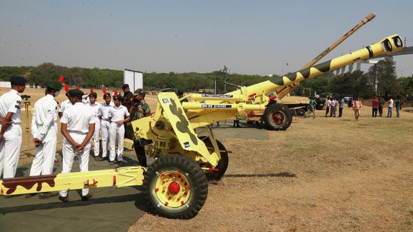 National Cadets Corps (NCC) members listen as an Indian army soldier demonstrates the use of a tank at a display of arms and equipment held in the sidelines of celebrations marking the 50th anniversary of Indian army's victory against Pakistan in Hyderabad, India, Thursday, Feb. 11, 2021.  - Sputnik International