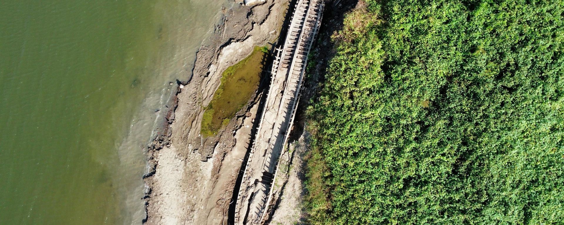 A shipwreck is exposed along the banks of the Mississippi River in Baton Rouge, due to low water levels, on Tuesday, Oct. 18, 2022, in Baton Rouge, La. Archaeologists believe the ship is a ferry that was built in the late 1800s or early 1900s and sunk in 1915. A shipwreck is exposed along the banks of the Mississippi River in Baton Rouge, due to low water levels, on Tuesday, Oct. 18, 2022, in Baton Rouge, La. Archaeologists believe the ship is a ferry that was built in the late 1800s or early 1900s and sunk in 1915. - Sputnik International, 1920, 19.10.2022