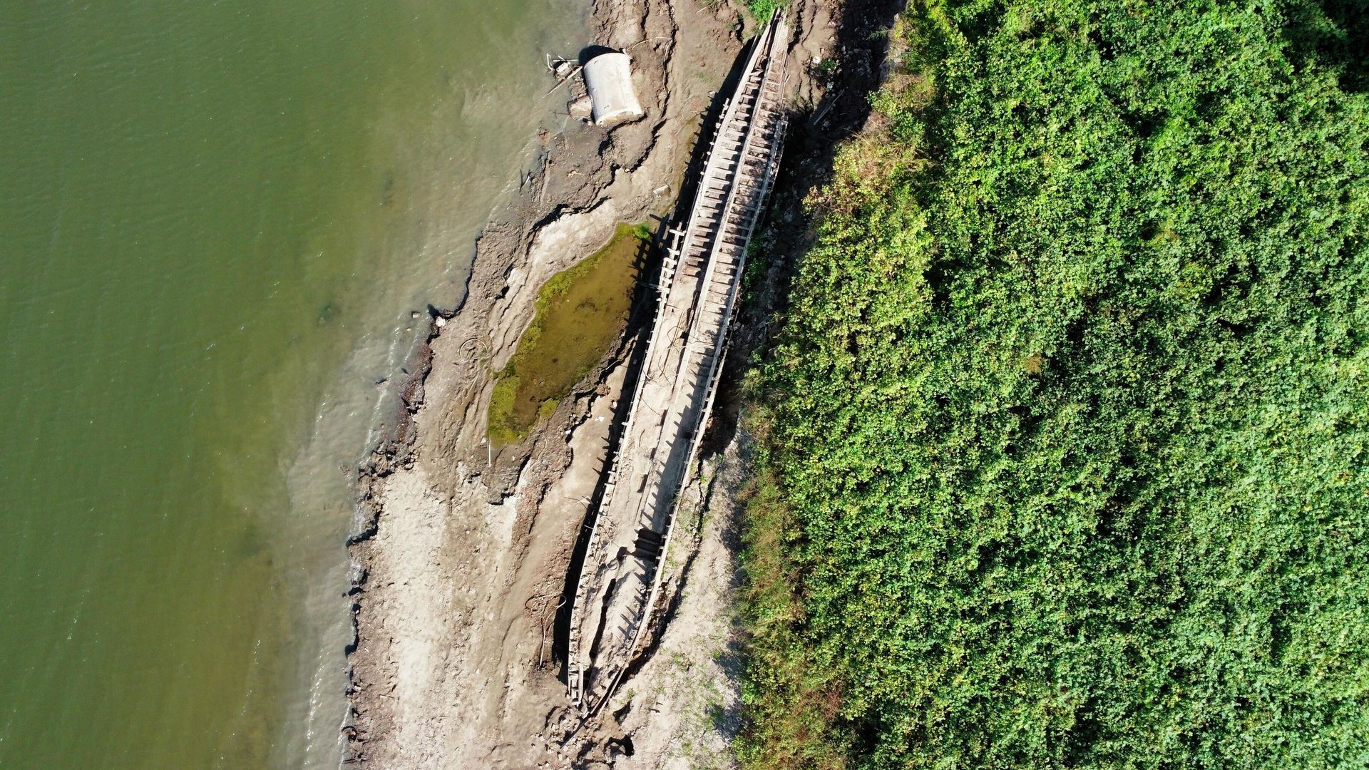A shipwreck is exposed along the banks of the Mississippi River in Baton Rouge, due to low water levels, on Tuesday, Oct. 18, 2022, in Baton Rouge, La. Archaeologists believe the ship is a ferry that was built in the late 1800s or early 1900s and sunk in 1915. A shipwreck is exposed along the banks of the Mississippi River in Baton Rouge, due to low water levels, on Tuesday, Oct. 18, 2022, in Baton Rouge, La. Archaeologists believe the ship is a ferry that was built in the late 1800s or early 1900s and sunk in 1915. - Sputnik International, 1920, 19.10.2022