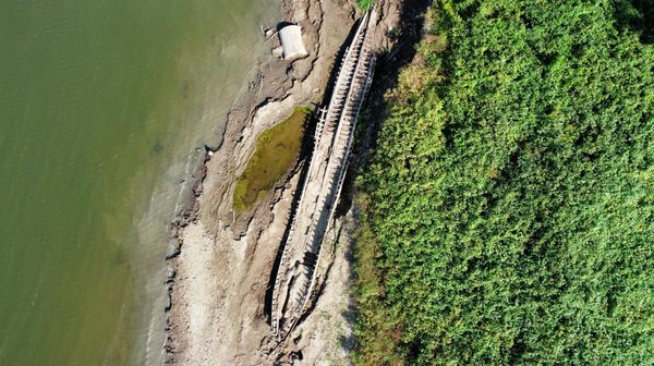 A shipwreck is exposed along the banks of the Mississippi River in Baton Rouge, due to low water levels, on Tuesday, Oct. 18, 2022, in Baton Rouge, La. Archaeologists believe the ship is a ferry that was built in the late 1800s or early 1900s and sunk in 1915. - Sputnik International