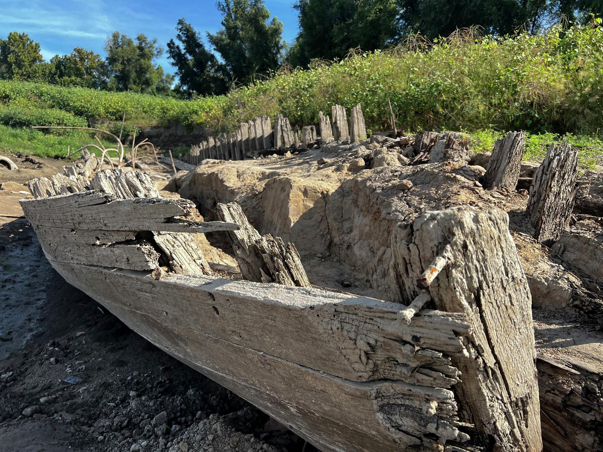 A shipwreck is exposed along the banks of the Mississippi River in Baton Rouge, due to low water levels, on Tuesday, Oct. 18, 2022, in Baton Rouge, La. Archaeologists believe the ship is a ferry that was built in the late 1800s or early 1900s and sunk in 1915. A shipwreck is exposed along the banks of the Mississippi River in Baton Rouge, due to low water levels, on Tuesday, Oct. 18, 2022, in Baton Rouge, La. Archaeologists believe the ship is a ferry that was built in the late 1800s or early 1900s and sunk in 1915. - Sputnik International, 1920, 19.10.2022