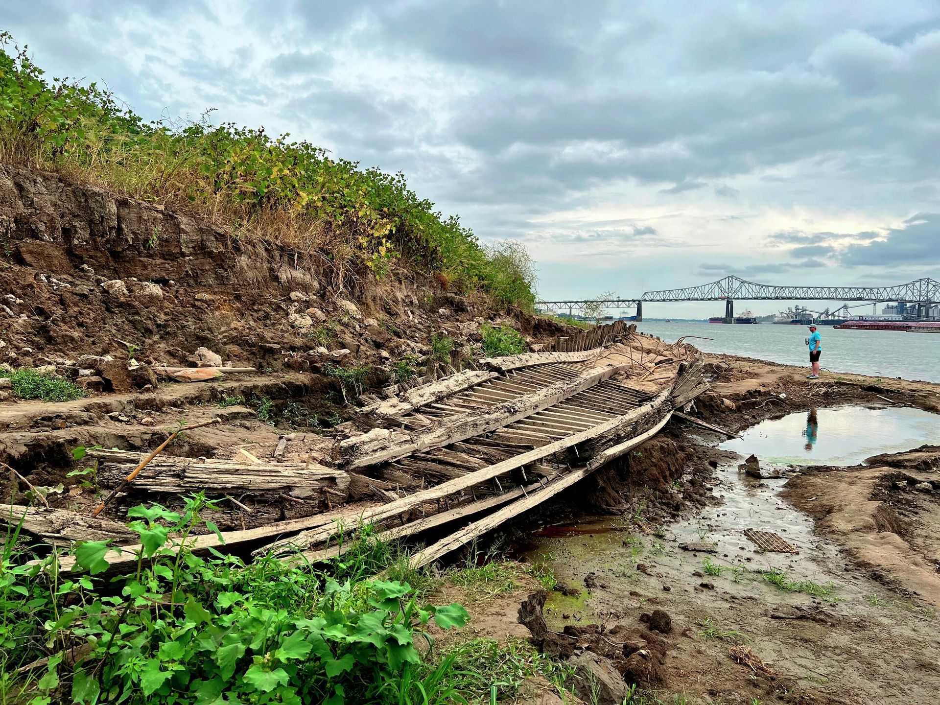 A man walking along the Mississippi River in Baton Rouge, La., stops to look at a shipwreck revealed by the low water level on Monday, Oct. 17, 2022. The ship, which archaeologists believe to be a ferry that sunk in the late 1800s to early 1900s, was spotted by a Baton Rouge resident walking along the shore earlier this month. A man walking along the Mississippi River in Baton Rouge, La., stops to look at a shipwreck revealed by the low water level on Monday, Oct. 17, 2022. The ship, which archaeologists believe to be a ferry that sunk in the late 1800s to early 1900s, was spotted by a Baton Rouge resident walking along the shore earlier this month. - Sputnik International, 1920, 19.10.2022