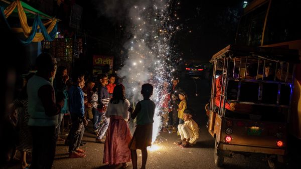 Children play with firecrackers during Diwali celebrations in New Delhi, India, Thursday, Nov. 4, 2021. - Sputnik International