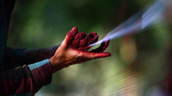 An Indian youth prepares 'Manja', a string used to fly kites, in Allahabad on February 16, 2018. - Sputnik International