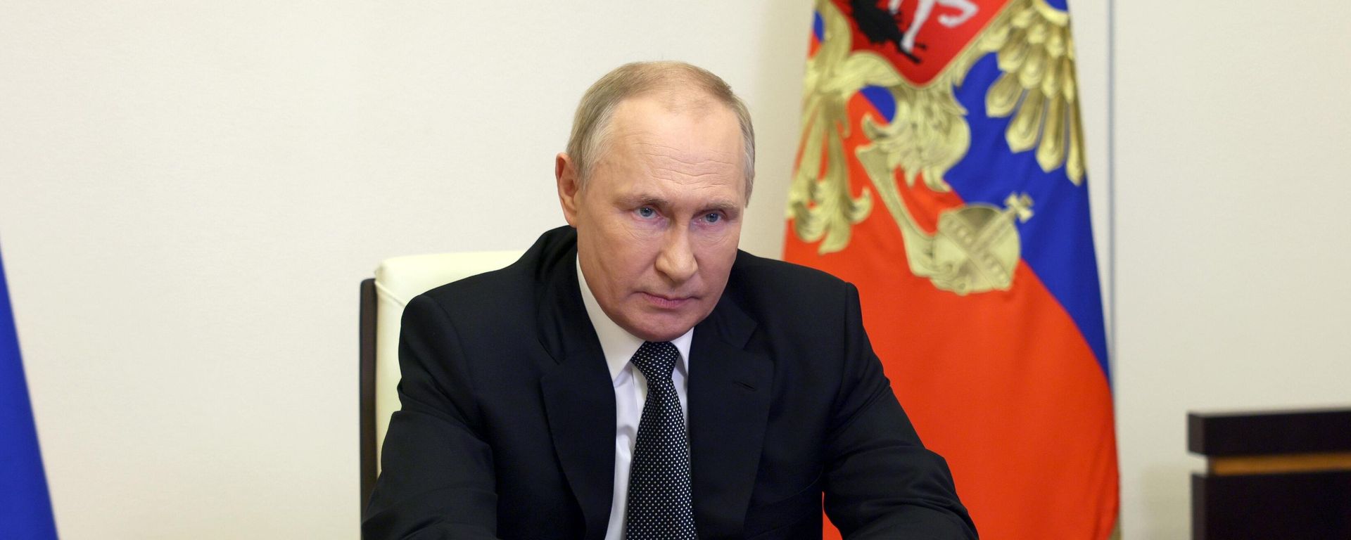 Russian President Vladimir Putin chairs a meeting with members of the Security Council  - Sputnik International, 1920, 19.10.2022