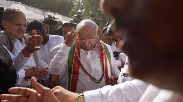 Newly elected president of India’s main opposition Congress party Mallikarjun Kharge, center, stands amid his supporters after the election results announced - Sputnik International