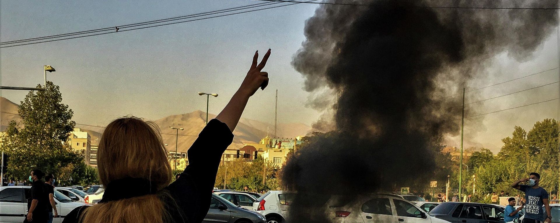 Iranians woman protests a 22-year-old woman Mahsa Amini's death after she was detained by the morality police, in Tehran, Saturday, Oct. 1, 2022. in this photo taken by an individual not employed by the Associated Press and obtained by the AP outside Iran. - Sputnik International, 1920, 09.11.2022