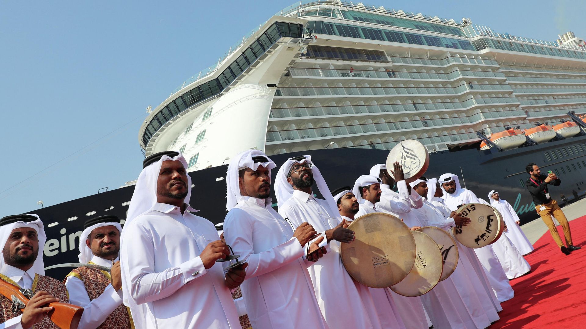 Qatari folk art group welcomes tourists at Doha Port during the launch of a new temporary passenger terminal as Qatar works to increase the number of cruise ships making calls in the Gulf state, in the Qatari capital Doha, on October 22, 2019. Qatari folk art group welcomes tourists at Doha Port during the launch of a new temporary passenger terminal as Qatar works to increase the number of cruise ships making calls in the Gulf state, in the Qatari capital Doha, on October 22, 2019. - Sputnik International, 1920, 20.10.2022