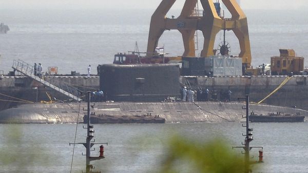 An Indian Navy submarine, believed to be the Russian-built INS Sindhuratna, is seen anchored at the naval dockyard as a fire truck - Sputnik International