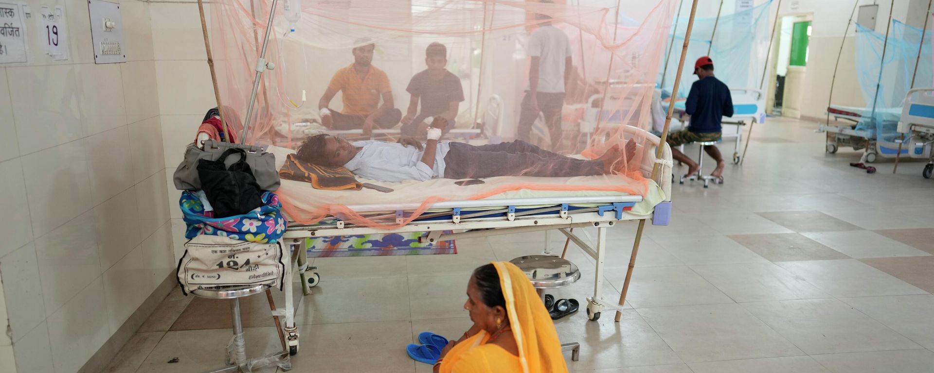 Dengue patients receive treatment at the dengue ward of the government Tej Bahadur Sapru hospital in Prayagraj, in the northern Indian state of Uttar Pradesh, Thursday, Oct. 13, 2022. Dengue patients receive treatment at the dengue ward of the government Tej Bahadur Sapru hospital in Prayagraj, in the northern Indian state of Uttar Pradesh, Thursday, Oct. 13, 2022. - Sputnik International, 1920, 21.10.2022