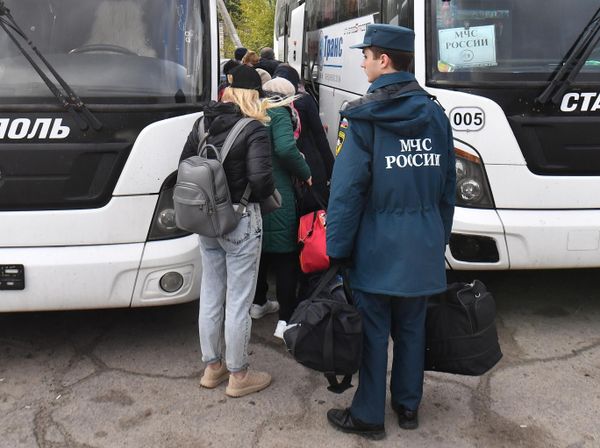 Kherson residents amid evacuation to the left bank of the Dnepr river. - Sputnik International