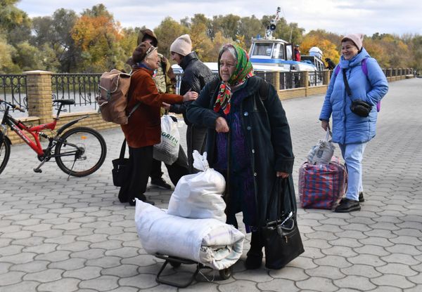 Kherson residents amid evacuation to the left bank of the Dnepr river. - Sputnik International