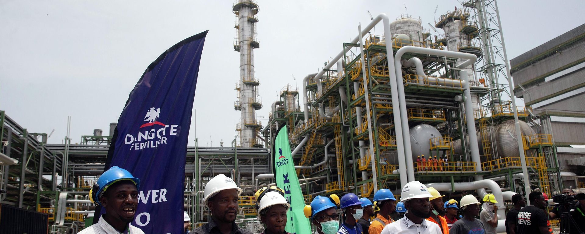 Workers stand in front of a newly inaugurated Dangote fertilizer plant in Lagos, Nigeria, Tuesday, March 22, 2022.  - Sputnik International, 1920, 21.10.2022