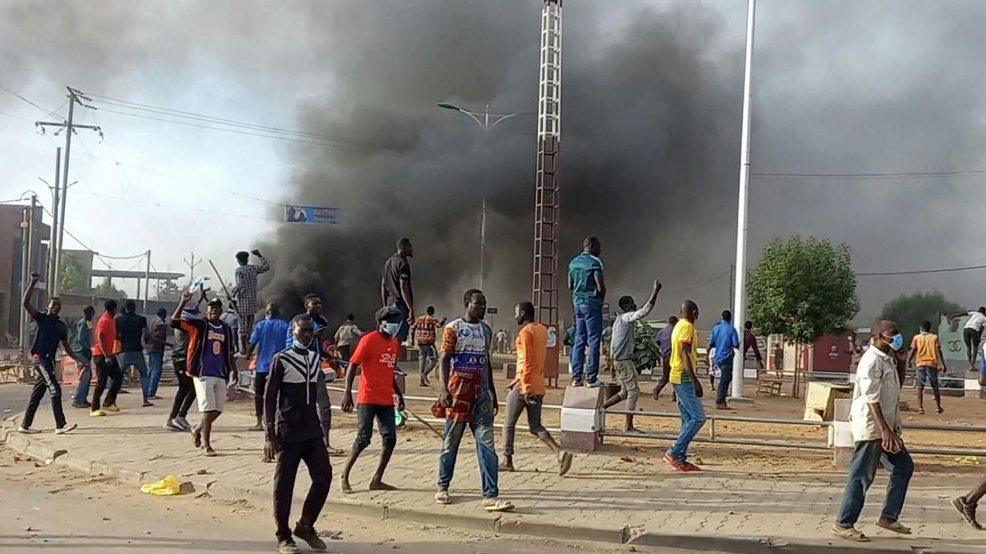 Anti-government demonstrators set a barricade on fire during clashes in N'Djamena, Chad Anti-government demonstrators set a barricade on fire during clashes in N'Djamena, Chad - Sputnik International, 1920, 25.10.2022