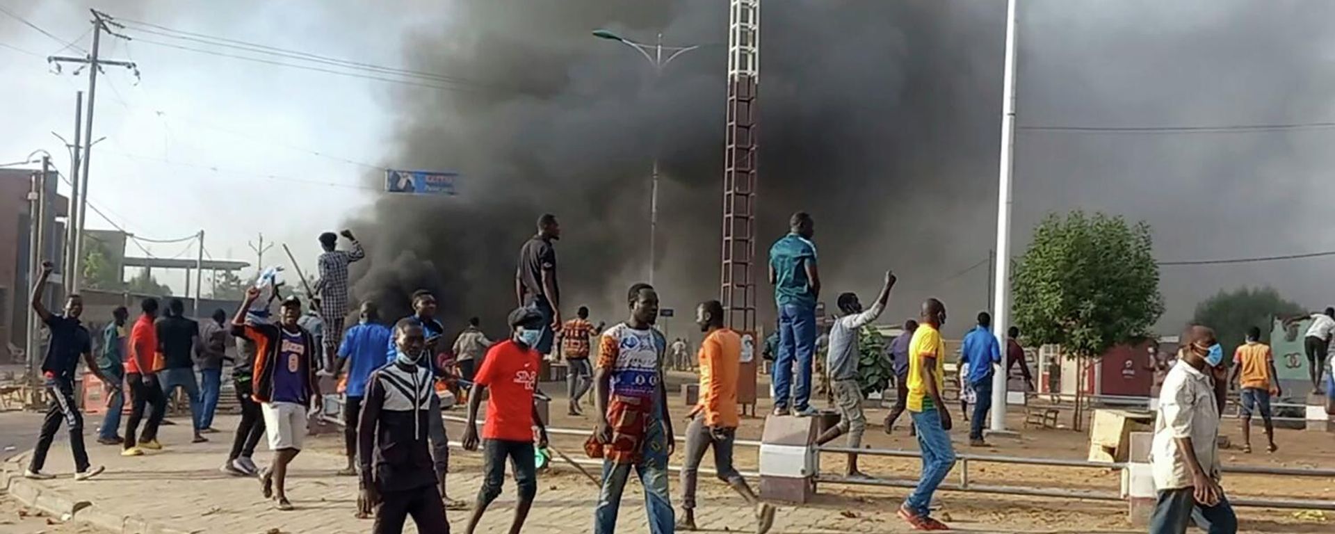 Anti-government demonstrators set a barricade on fire during clashes in N'Djamena, Chad Anti-government demonstrators set a barricade on fire during clashes in N'Djamena, Chad - Sputnik International, 1920, 21.10.2022
