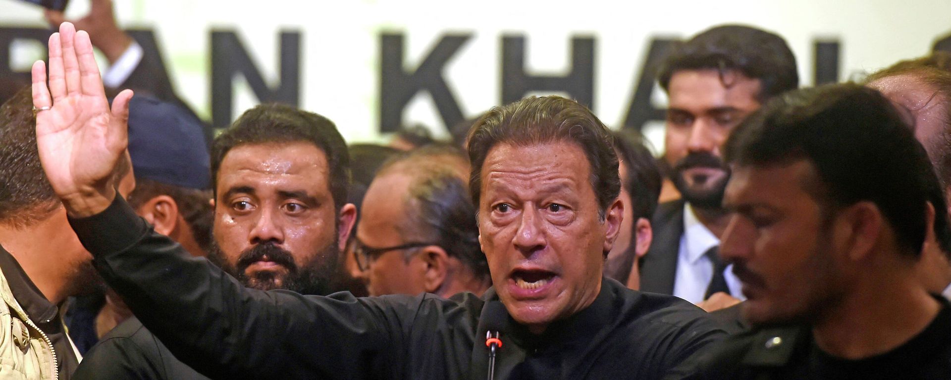 Pakistan's former Prime Minister Imran Khan (C) speaks at an event of Karachi Bar Association in Karachi on October 14, 2022 Pakistan's former Prime Minister Imran Khan (C) speaks at an event of Karachi Bar Association in Karachi on October 14, 2022 - Sputnik International, 1920, 22.10.2022