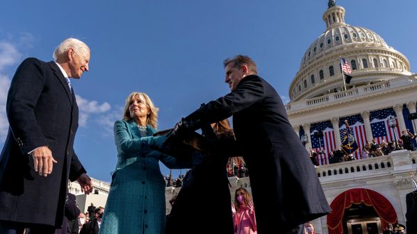 Joe Biden (L) turns to kiss his wife First Lady Jill Biden as he is sworn in, as son Hunter Biden and daughter of Joe and Jill Biden Ashley Biden hold a bible, during the 59th Presidential Inauguration on January 20, 2021 - Sputnik International