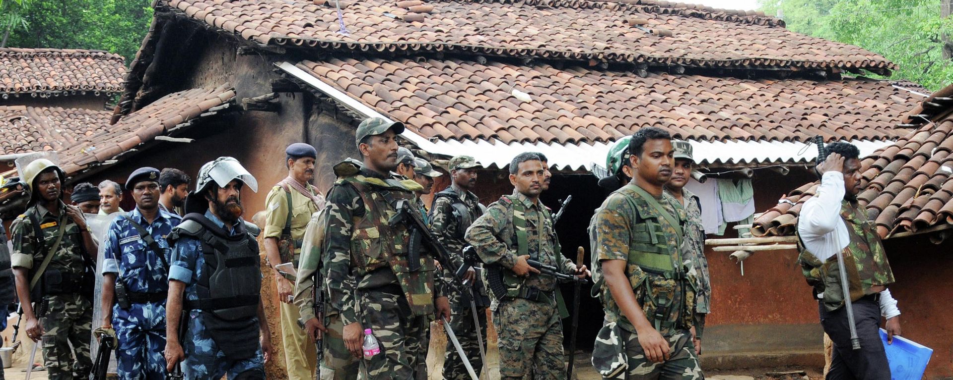 This photo taken on June 27, 2018 shows Indian security forces patrolling around Ghagra village in Khunti district in India's eastern Jharkhand state, following the kidnapping of three policemen - Sputnik International, 1920, 22.10.2022