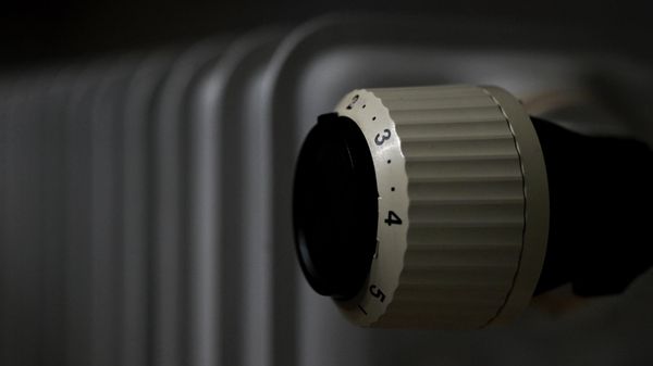 A heating with thermostat is pictured in Eichenau, southern Germany, on September 27, 2022. (Photo by Christof STACHE / AFP) - Sputnik International