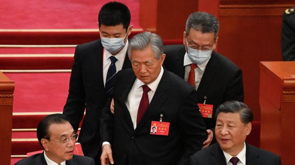 China's President Xi Jinping (R) sits beside Premier Li Keqiang (L) as former president Hu Jintao (C) is assisted to leave from the closing ceremony of the 20th Chinese Communist Party's Congress at the Great Hall of the People in Beijing on October 22, 2022 - Sputnik International