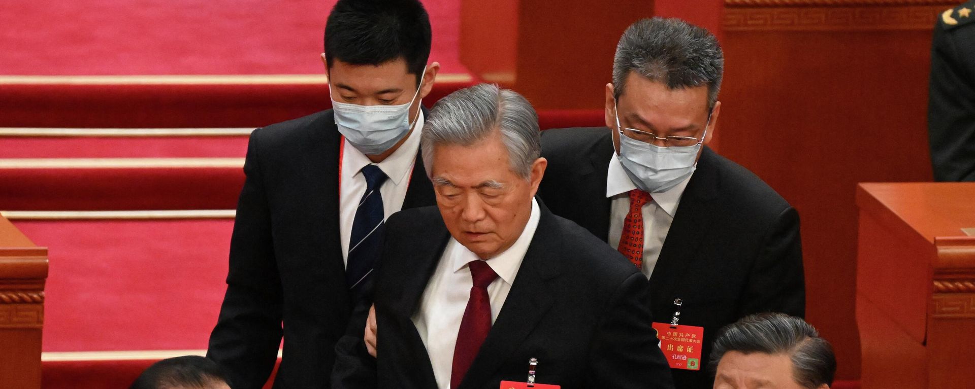 China's President Xi Jinping (R) sits beside Premier Li Keqiang (L) as former president Hu Jintao (C) is assisted to leave from the closing ceremony of the 20th Chinese Communist Party's Congress at the Great Hall of the People in Beijing on October 22, 2022 - Sputnik International, 1920, 22.10.2022