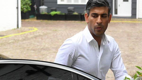 Britain's former Chancellor of the Exchequer, Conservative MP, Rishi Sunak arrives back at his home in London on October 22, 2022 - Sputnik International