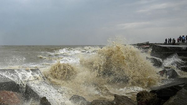 People look at waves lashing over onto a shoreline after Cyclone Yaas hit India's eastern coast in the Bay of Bengal, in Shankarpur, some 180 km from Kolkata on May 27, 2021 - Sputnik International