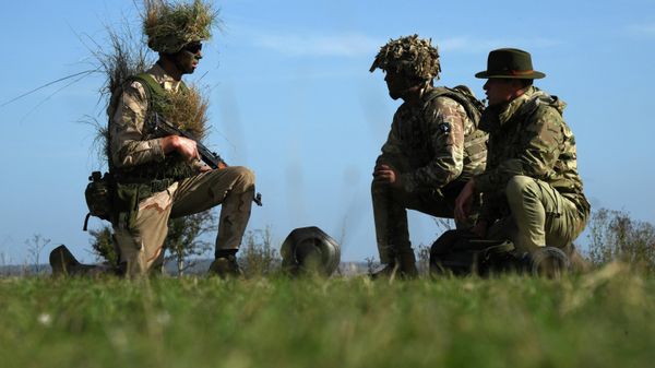 A Ukrainian recruit speaks with instructors during a five-week combat training course with the UK armed forces near Durrington in southern England on October 11, 2022 - Sputnik International