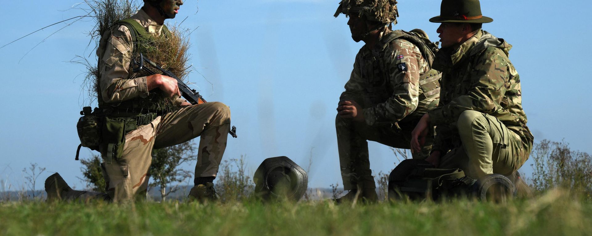 A Ukrainian recruit speaks with instructors during a five-week combat training course with the UK armed forces near Durrington in southern England on October 11, 2022 A Ukrainian recruit speaks with instructors during a five-week combat training course with the UK armed forces near Durrington in southern England on October 11, 2022 - Sputnik International, 1920, 23.10.2022