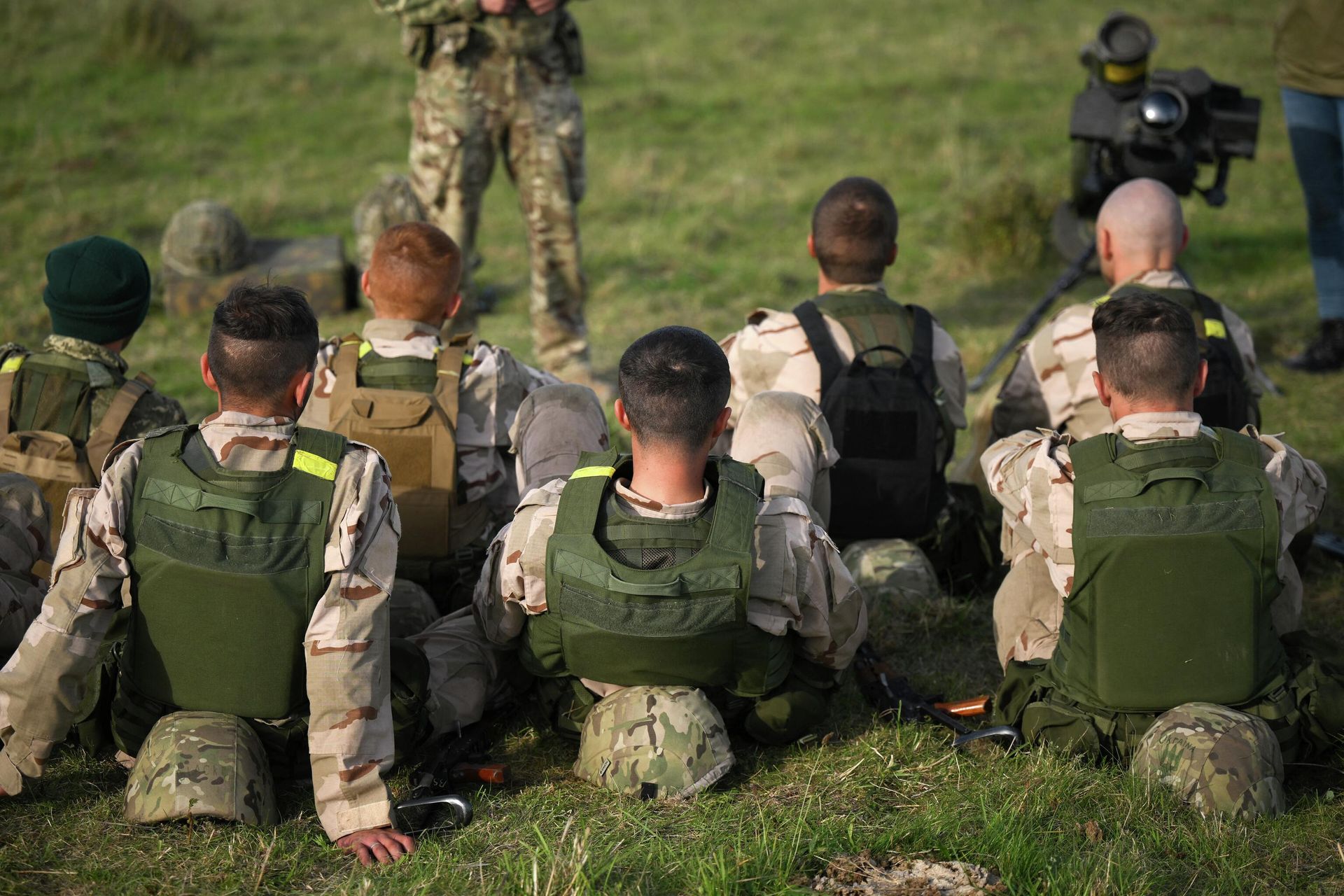 Ukranian recruits listen to British instructors talk about a Javelin anti-tank system during a five-week combat training course with the UK armed forces near Durrington in southern England on October 11, 2022 Ukranian recruits listen to British instructors talk about a Javelin anti-tank system during a five-week combat training course with the UK armed forces near Durrington in southern England on October 11, 2022 - Sputnik International, 1920, 23.10.2022
