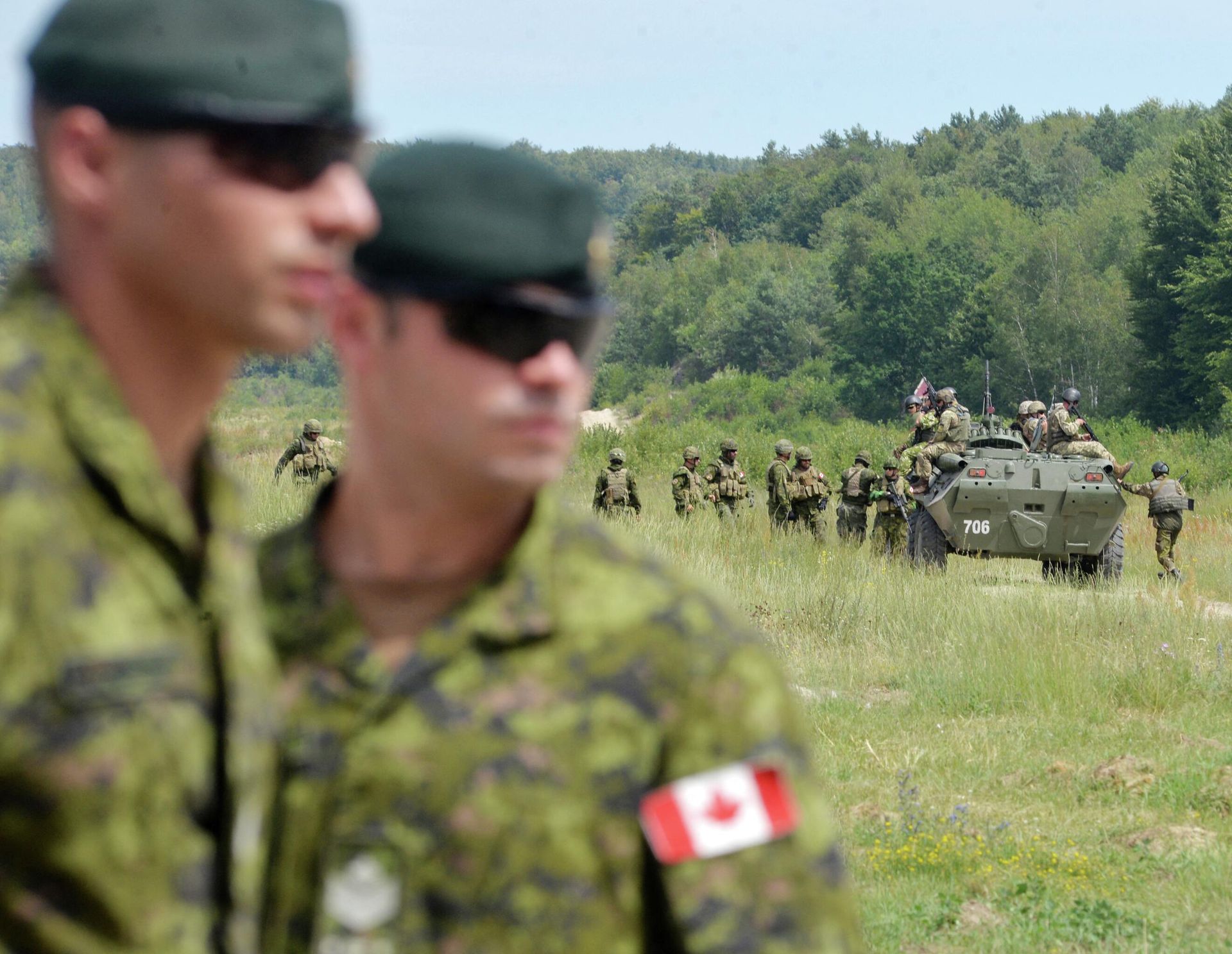 Canadian military instructors look on during Ukrainian military exercises at the International Peacekeeping and Security Center in Yavorov, near Lvov, on July 12, 2016 Canadian military instructors look on during Ukrainian military exercises at the International Peacekeeping and Security Center in Yavorov, near Lvov, on July 12, 2016 - Sputnik International, 1920, 23.10.2022