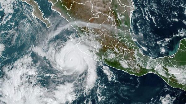 This satellite image taken at 15:30 UTC and provided by NOAA shows Hurricane Roslyn approaching the Pacific coast of Mexico, Saturday, Oct. 22, 2022. Roslyn grew to Category 4 force on Saturday as it headed for a collision with Mexico’s Pacific coast, likely north of the resort of Puerto Vallarta. (NOAA via AP) - Sputnik International
