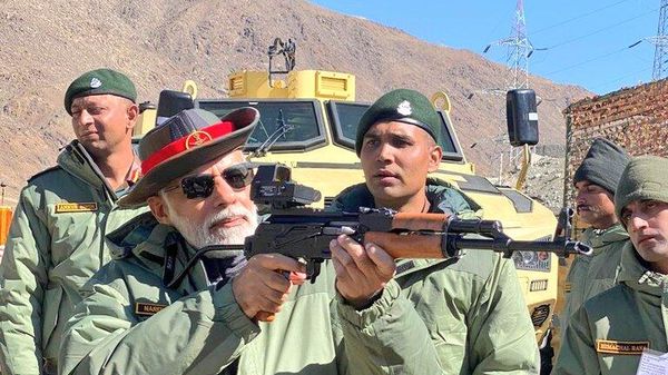 India's Prime Minister Modi celebrating Diwali with soldiers in Kargil - Sputnik International