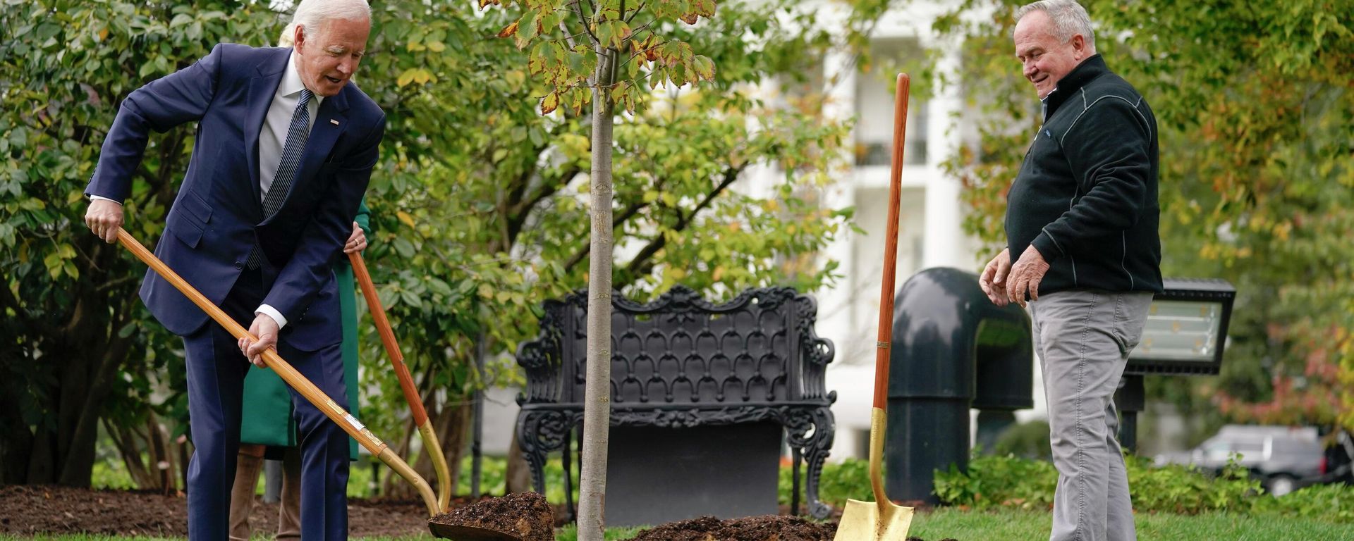 President Joe Biden participates in a tree planting ceremony on the South Lawn of the White House, Monday, Oct. 24, 2022, in Washington. President Joe Biden participates in a tree planting ceremony on the South Lawn of the White House, Monday, Oct. 24, 2022, in Washington. - Sputnik International, 1920, 25.10.2022