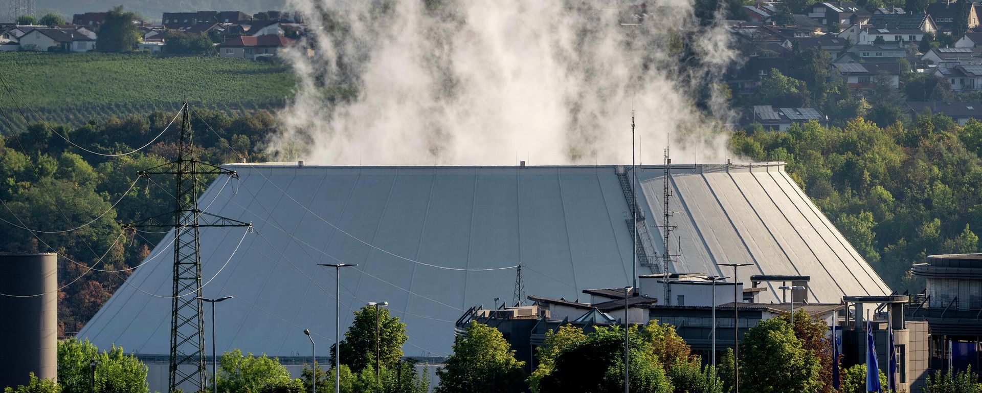 Smoke rises from the nuclear power plant of Nerckarwestheim in Neckarwestheim, Germany, on Aug. 22, 2022. Smoke rises from the nuclear power plant of Nerckarwestheim in Neckarwestheim, Germany, on Aug. 22, 2022. - Sputnik International, 1920, 04.09.2023
