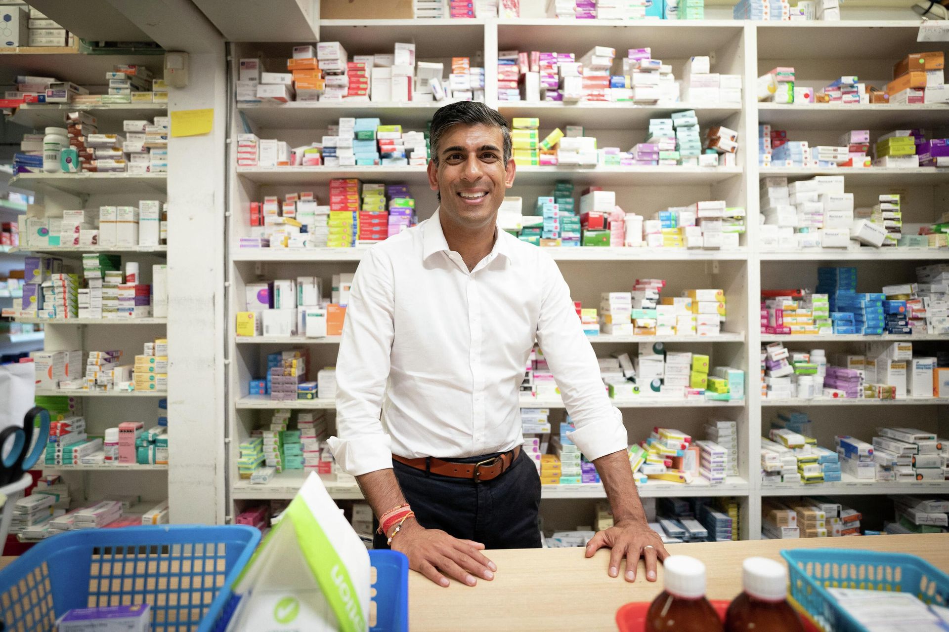 Rishi Sunak visits his family's old business Bassett Pharmacy in Southampton on August 24, 2022. - Sputnik International, 1920, 25.10.2022
