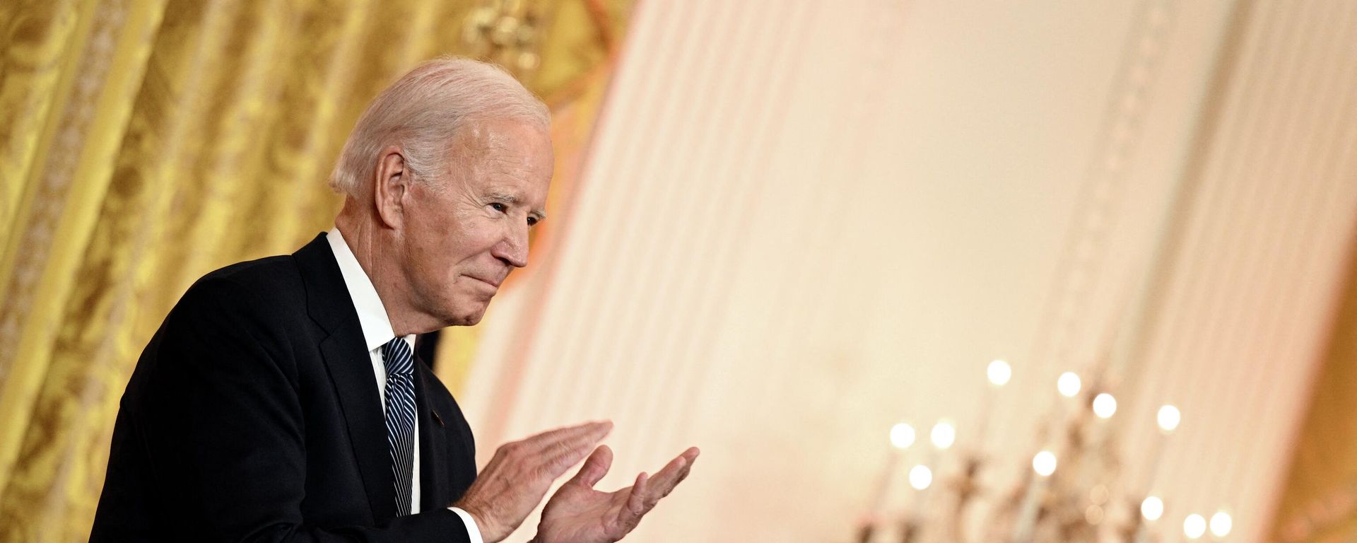 US President Joe Biden claps as he hosts a reception to celebrate Diwali in the East Room of the White House in Washington, DC, on October 24, 2022 US President Joe Biden claps as he hosts a reception to celebrate Diwali in the East Room of the White House in Washington, DC, on October 24, 2022 - Sputnik International, 1920, 25.10.2022