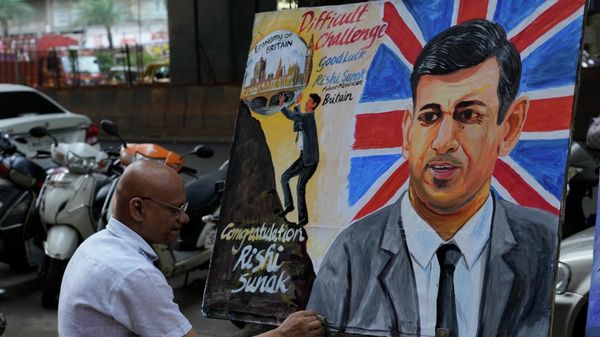 Gurukul School of Art teacher Sagar Kambli makes a painting to Congratulate New British Prime Minister Rishi Sunak in Mumbai, India, Tuesday, Oct. 25, 2022. - Sputnik International