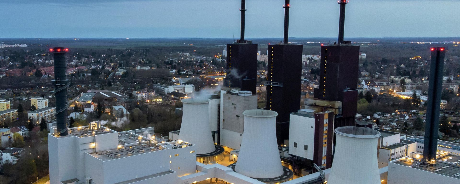 A cooling tower of the Lichterfelde gas-fired power plant in Berlin, Germany. A cooling tower of the Lichterfelde gas-fired power plant in Berlin, Germany. - Sputnik International, 1920, 21.02.2024