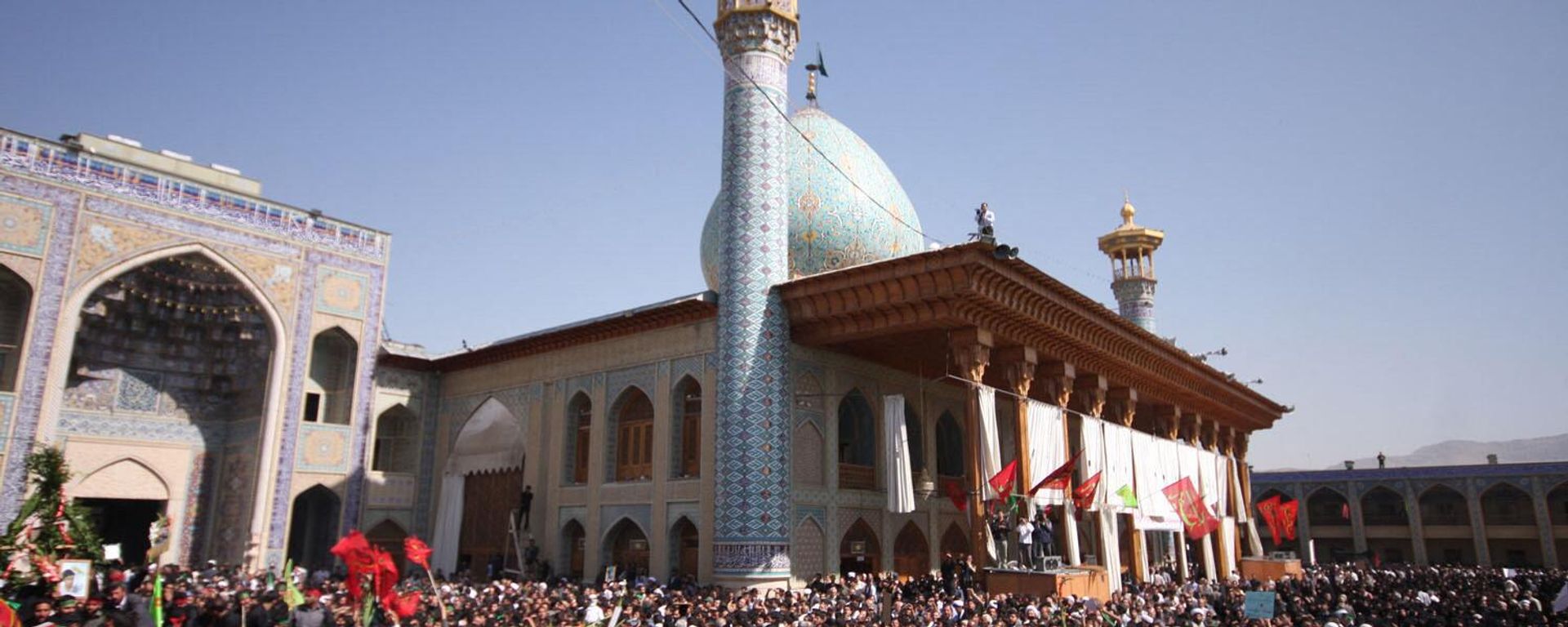 Iranians carry the coffins at Shah Cheragh shrine of Shiraz on April 15, 2008 during the funeral of the people who were killed in a mosque blast on April 12 in the southern city of Shiraz. Iranians carry the coffins at Shah Cheragh shrine of Shiraz on April 15, 2008 during the funeral of the people who were killed in a mosque blast on April 12 in the southern city of Shiraz. - Sputnik International, 1920, 26.10.2022