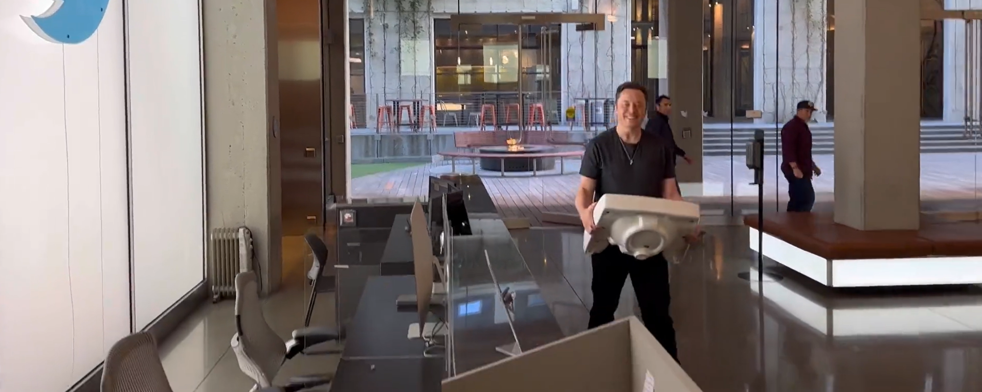 Billionaire industrialist Elon Musk walking into Twitter HQ in San Francisco carrying a sink so it sinks in that he's buying the social media platform. October 26, 2022. - Sputnik International, 1920, 26.10.2022