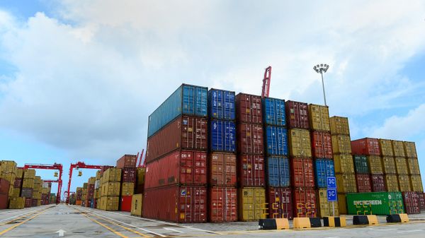This photo taken on September 10, 2014 shows containers stacked up at the new Chinese-majority owned Colombo International Container Terminal (CICT) in Colombo. - Sputnik International