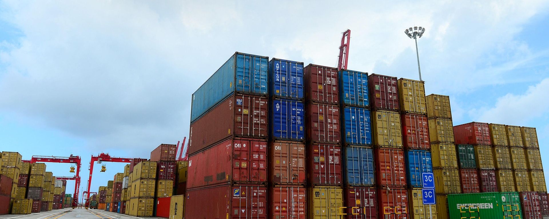 This photo taken on September 10, 2014 shows containers stacked up at the new Chinese-majority owned Colombo International Container Terminal (CICT) in Colombo. This photo taken on September 10, 2014 shows containers stacked up at the new Chinese-majority owned Colombo International Container Terminal (CICT) in Colombo. - Sputnik International, 1920, 27.10.2022