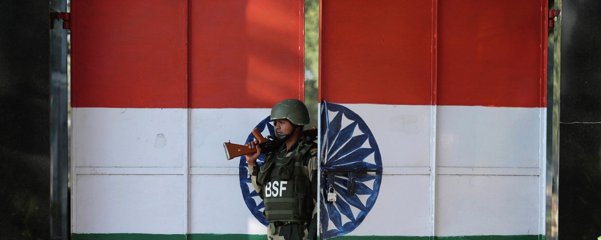 In this  Jan. 23, 2020, file photo, an Indian Border Security Force soldier walks through a gate painted with the Indian flag at the India-Pakistan border at Suchet Garh in Ranbir Singh Pura, about 27 kilometers (17 miles) south of Jammu, India. - Sputnik International, 1920, 24.04.2025